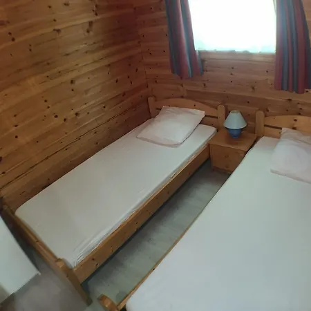 Des Bois - Piscine - Aire De Jeux - Draps